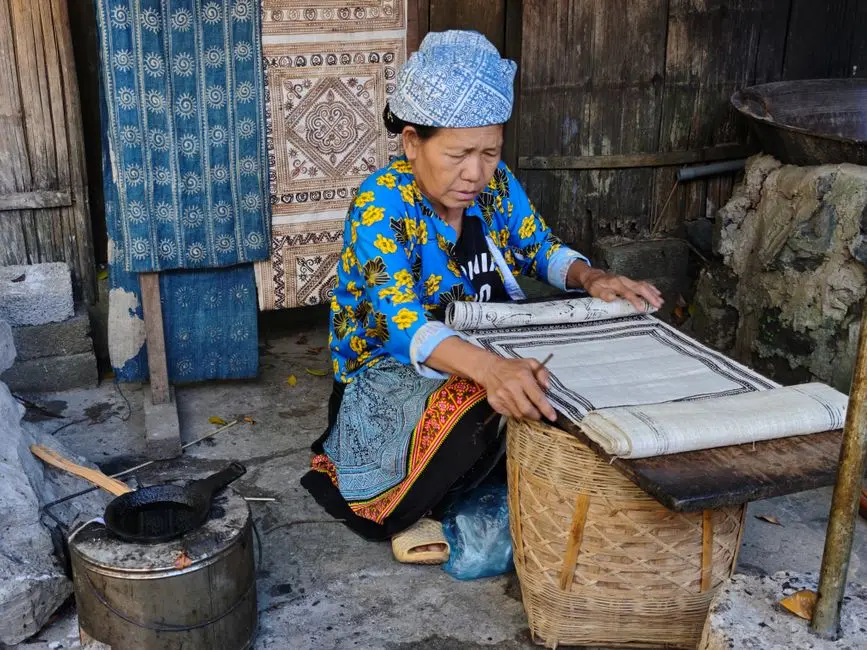 wanita memadukan batik dengan denim